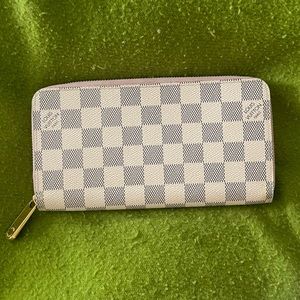 LOUIS VUITTON “Zippy Wallet”